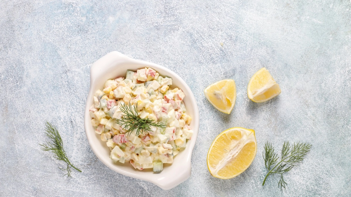 В восторге от этого сочетания: сладкий ананас и нежные крабовые палочки - необычный салат, который гости точно оценят