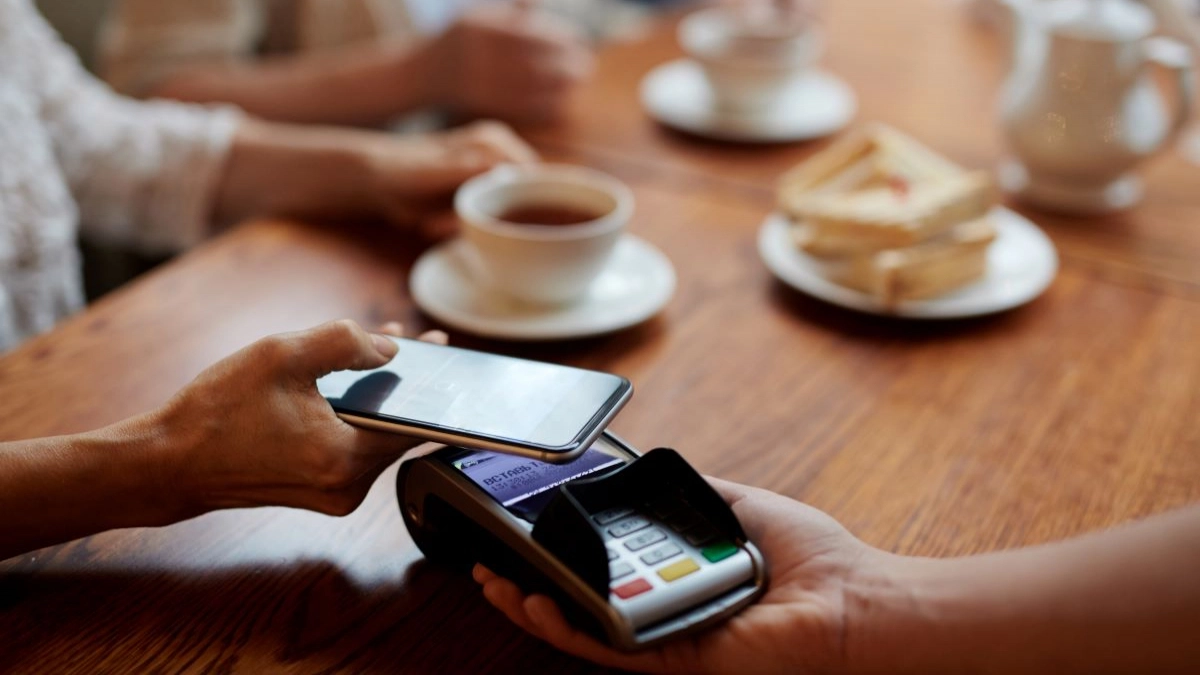 Россияне стали чаще оставлять чаевые в кафе