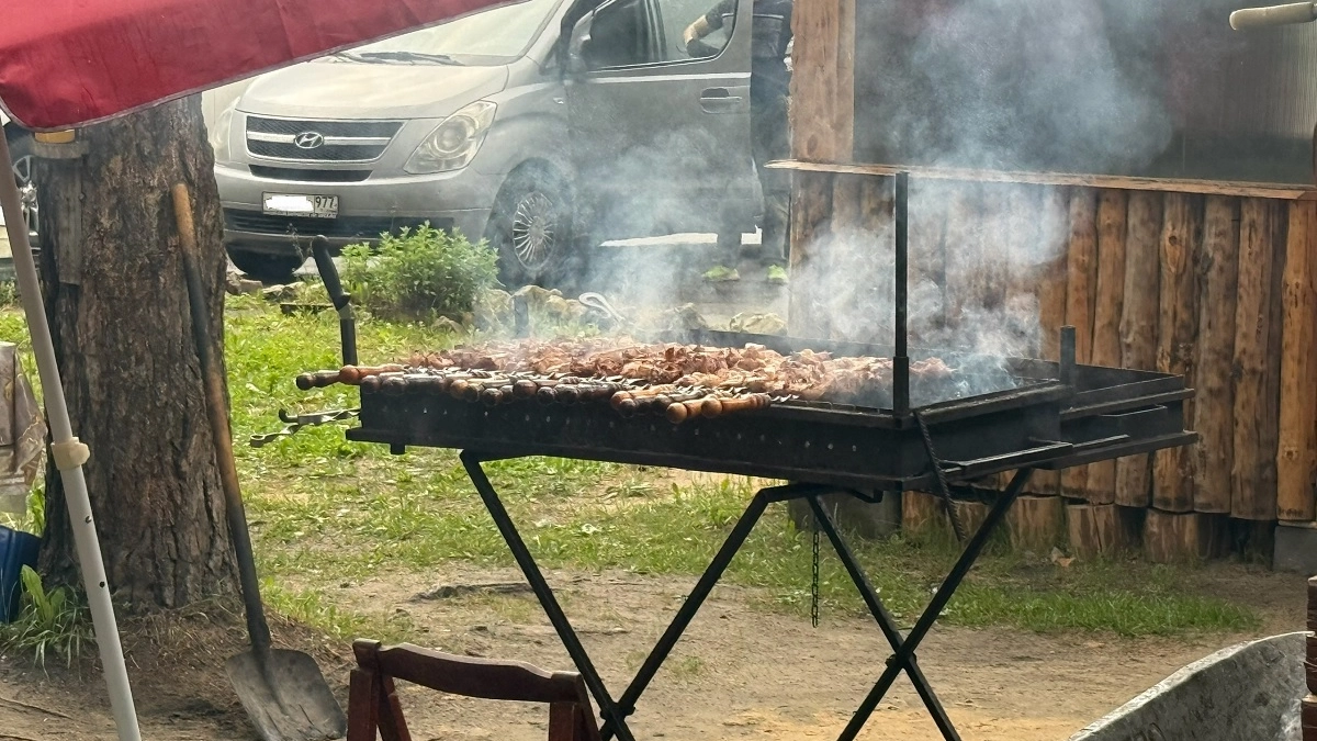 В 2026 году жарить шашлык на даче или во дворе можно не везде: где разрешено ставить мангал, а где грозит штраф. Запомните перед майскими