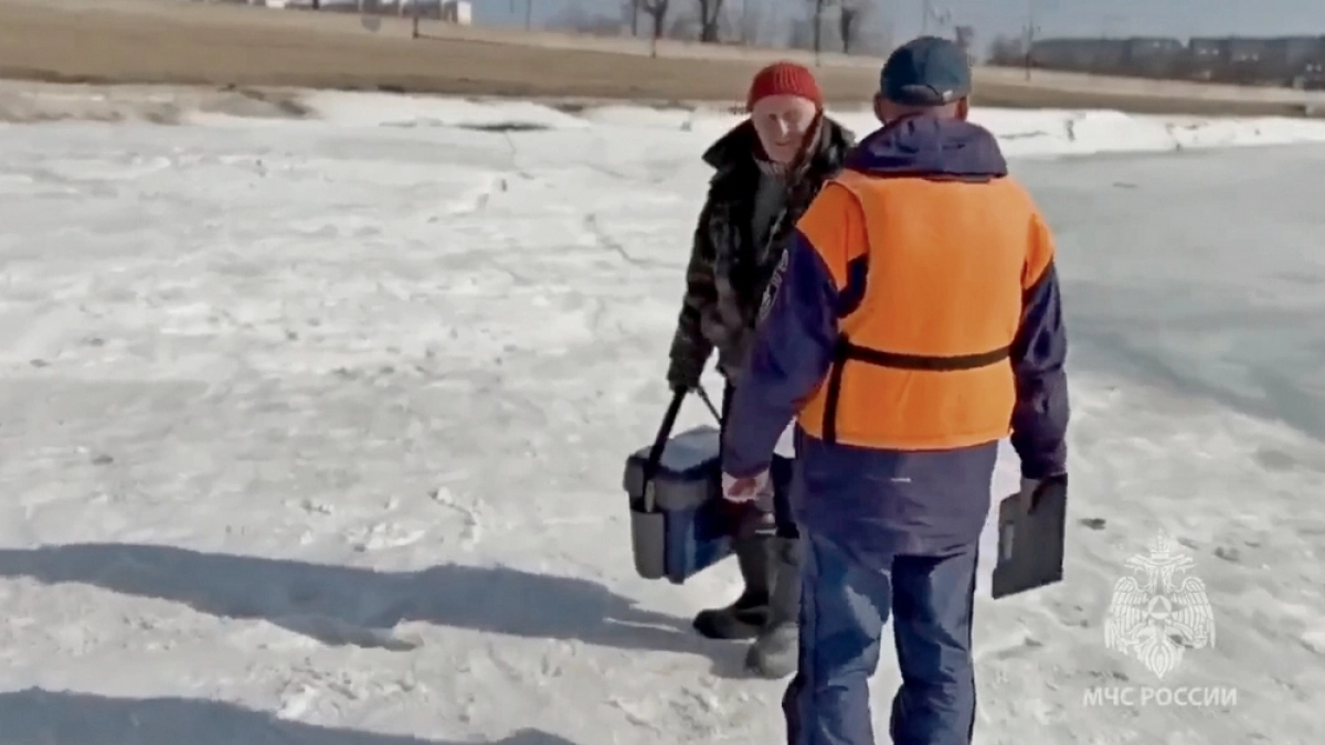 Спасатели напомнили владимирским рыбакам на дамбе реки Содышка о запрете