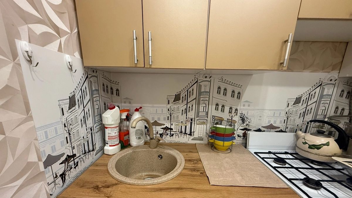 Фартук из плитки уже в прошлом: 3 современных и действенных способа защитить стену на кухне от жира и брызг