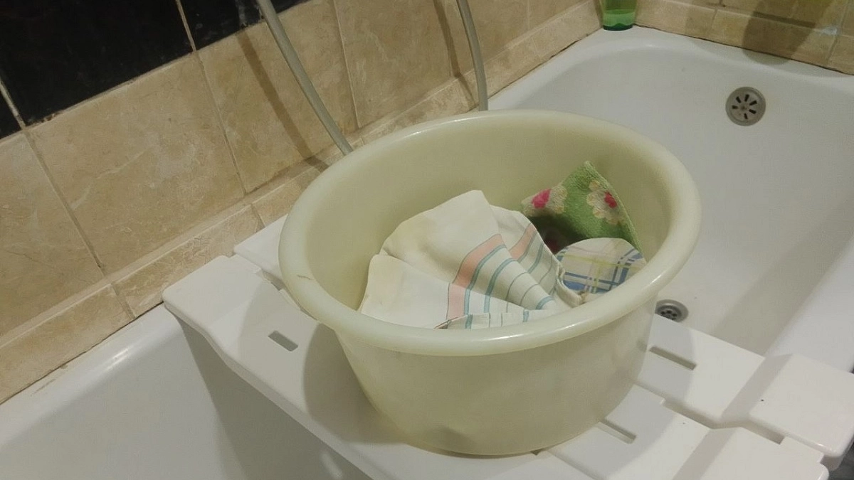 Добавляю 2 ложки в таз – и пожелтевшая вещь вновь станет белее снега: лайфхак 