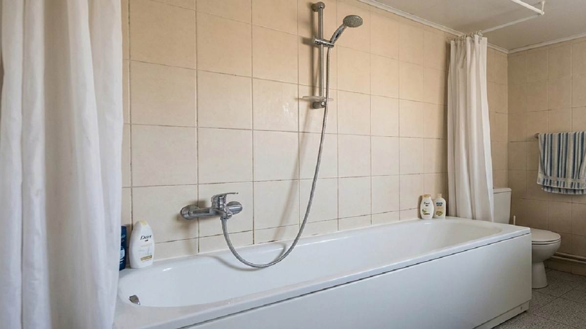 Нагреваю уксус с солью и выливаю эту смесь в ванну: и даже самая древняя засияет как новая - лайфхак от продвинутых хозяек