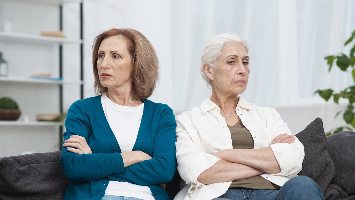 Мать молчит неделями: почему это не обида, а скрытая агрессия, которая ломает вашу жизнь