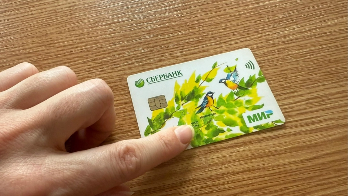 Зачем знающие люди заворачивают карты в фольгу: реальная защита денег или пережиток? Разбираем лайфхак