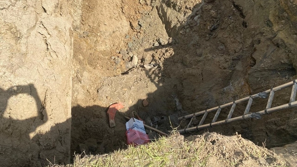 В Радужном строителя засыпало грунтом в траншее во время работ