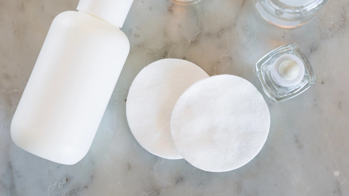 Продвинутые хозяйки приклеивают ватный диск на телевизор: вот для чего это делают - лайфхак для дома 