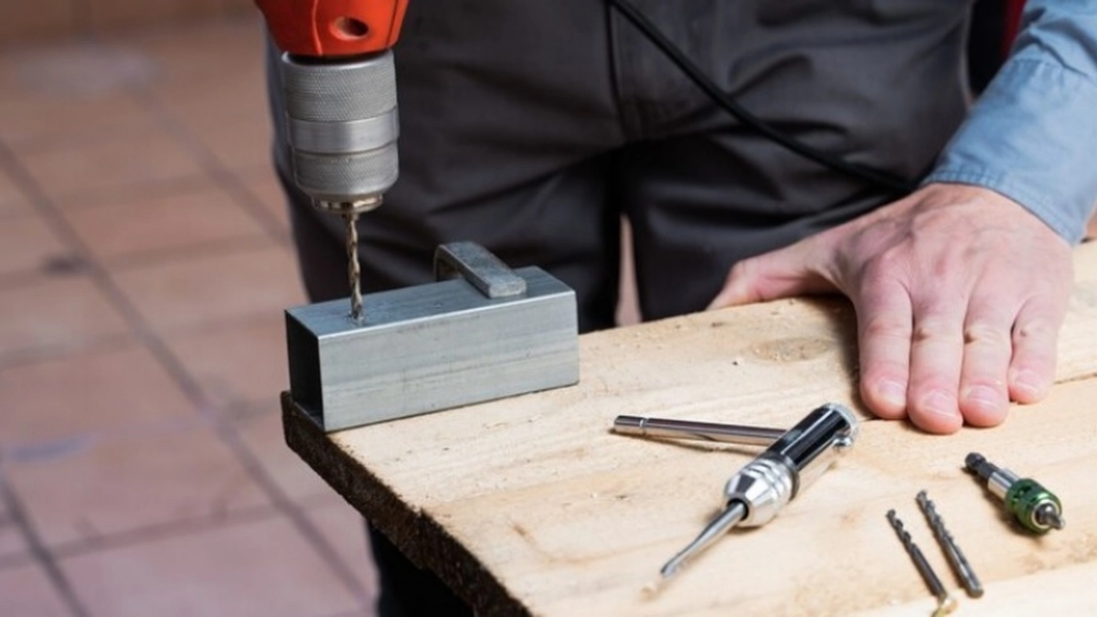 Эта хитрость поможет просверлить даже самый твёрдый закалённый металл: рассказываю, как сделать это без специнструмента