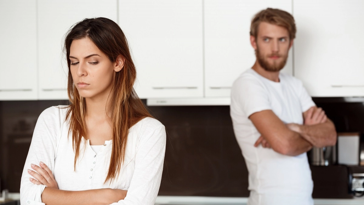 Почему молчание в отношениях опаснее любого скандала: разбор психолога