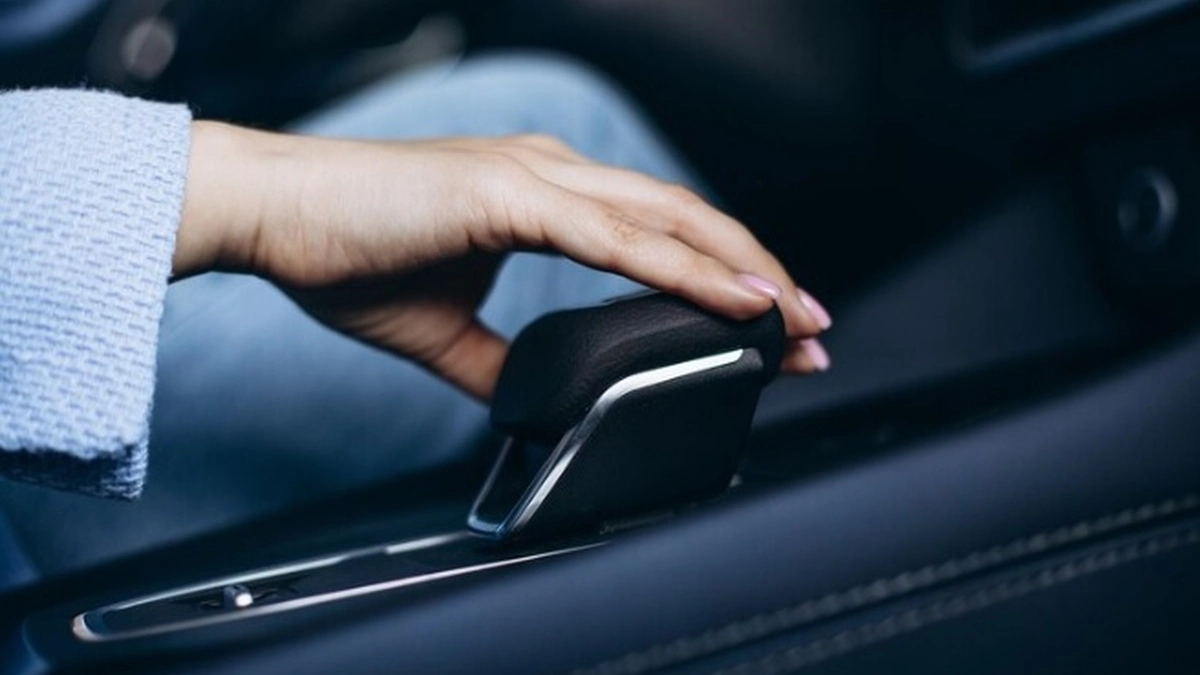 Что случится с машиной, если включить электронный ручник на ходу? Запомните раз и навсегда ответ автоэкспертов