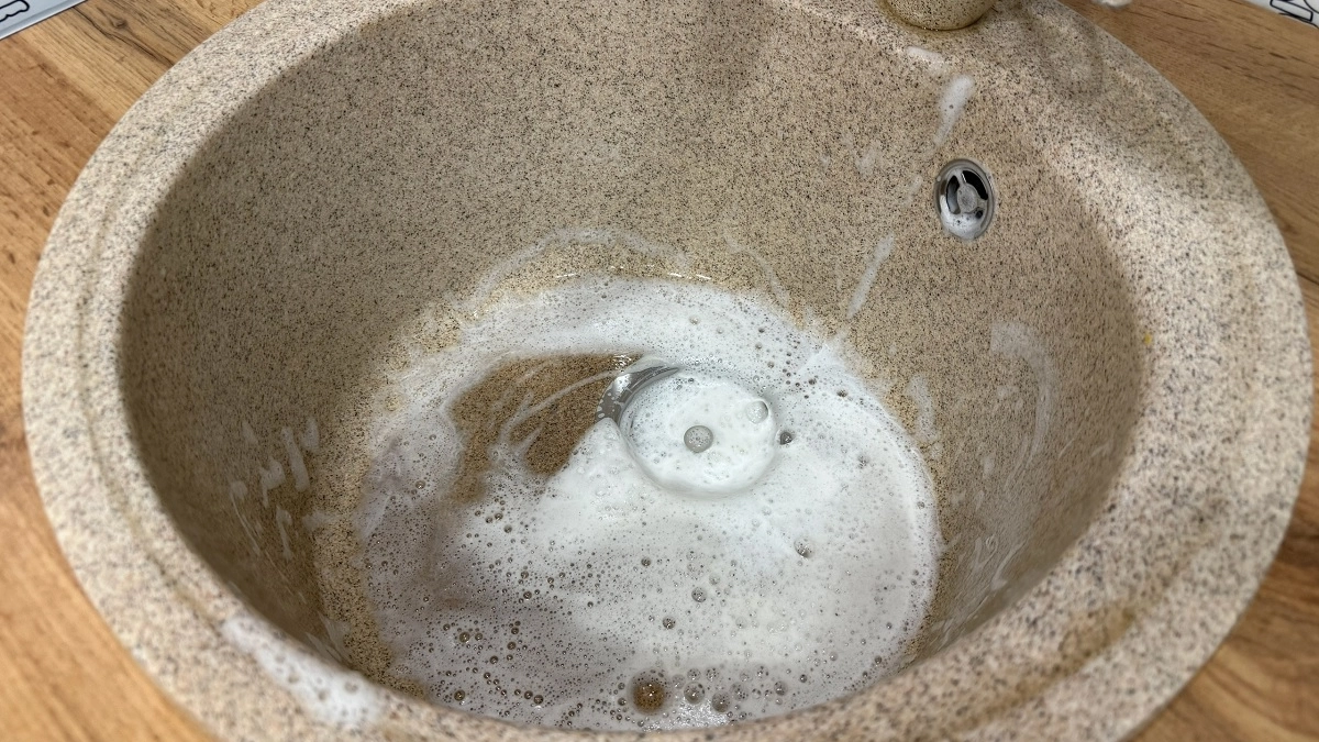 Бросаю в миску половинку лимона и 2 ложки соды: старый бабушкин лайфхак для идеальной чистоты во всем доме 