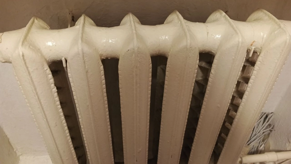 В квартире жара, а батареи всё ещё горячие: что делать и как вернуть деньги — инструкция депутата