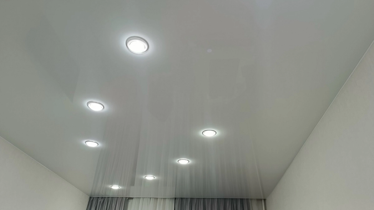 Забудьте о скучной люстре: 7 очень стильных решений в освещении, которые преобразят вашу квартиру в 2026 году