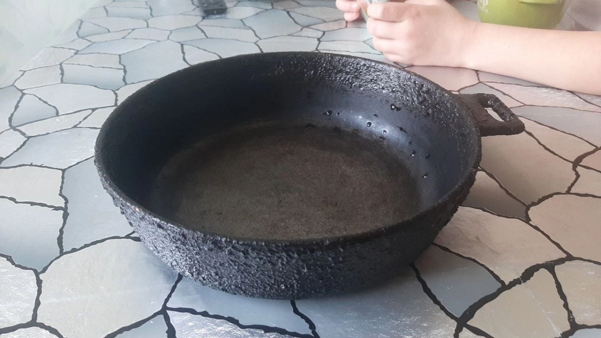 Беру один пакетик - и липкий жир сам отваливается от сковороды: лайфхак британских хозяек 