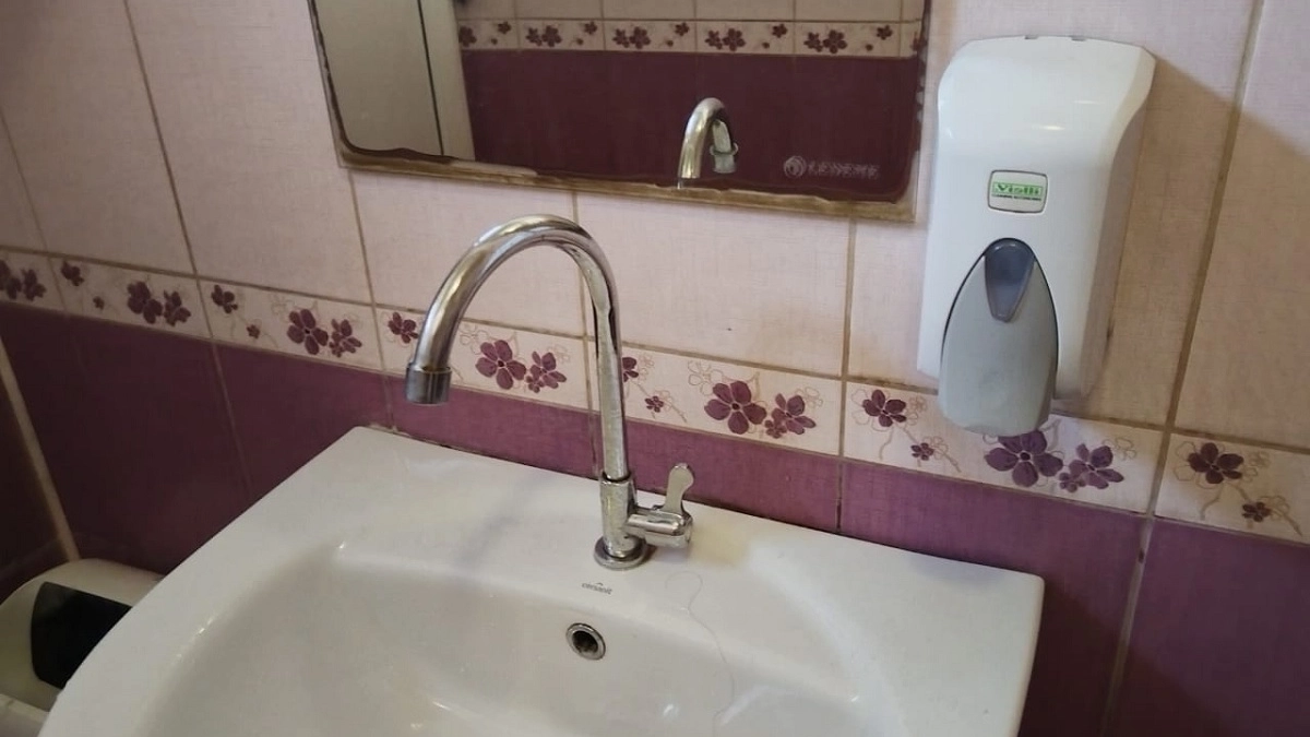 Для уборки в ванной всегда беру с собой пергамент: вот какое волшебство творит бумага для выпечки — результат видно сразу