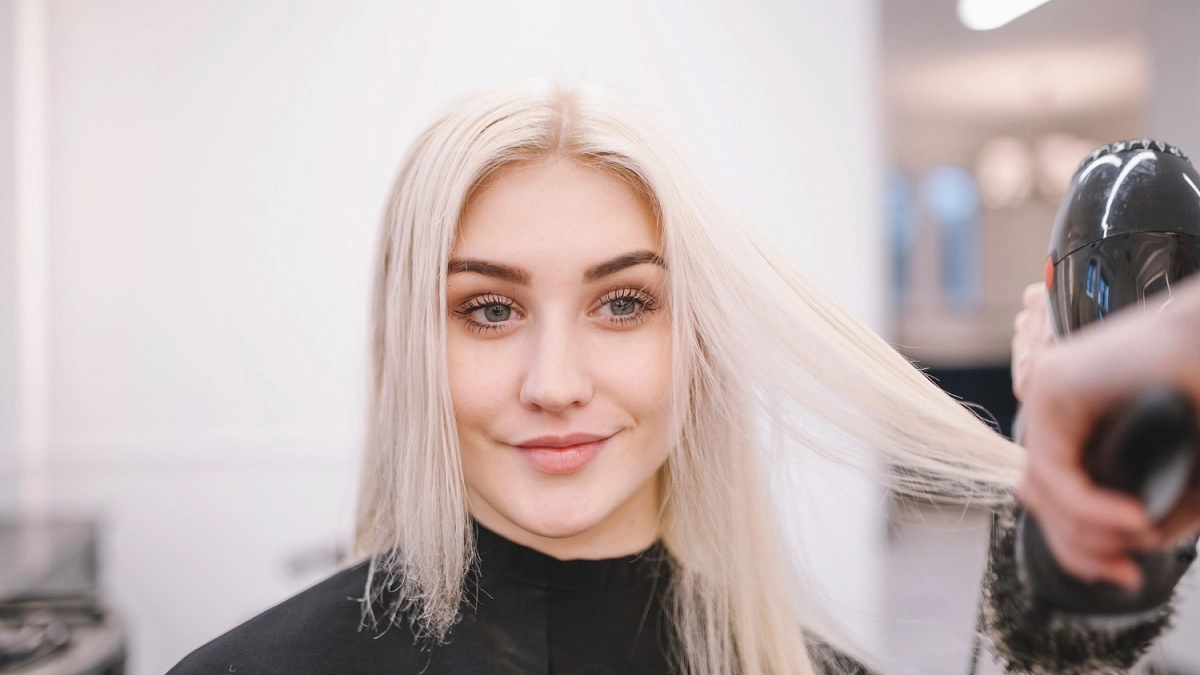 Никаких фиолетовых масок и пены: как за 3 минуты придать благородный холодный подтон блонду с эффектом дорогого салонного окрашивания