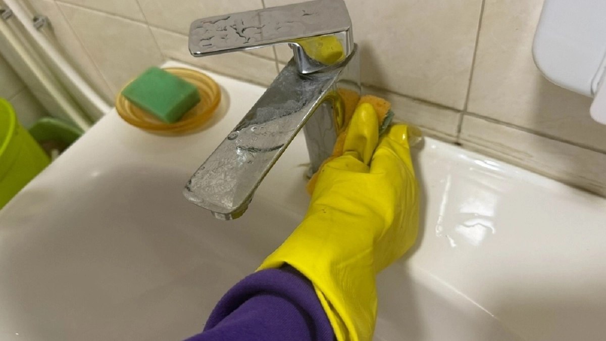 Всего 10 минут на обработку швов — и грязно-серая затирка снова белоснежная, а ванная выглядит как после свежего ремонта