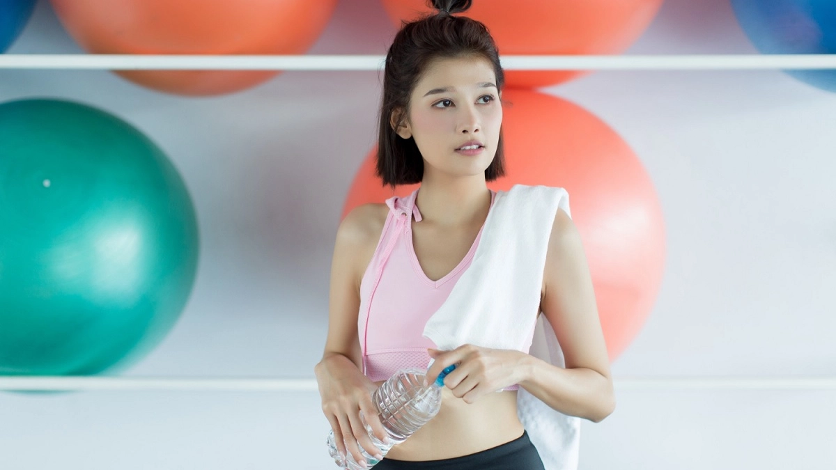 Японский трюк после еды: один жест подтягивает кожу и стройнит фигуру без диет - занимает всего 3 минуты 