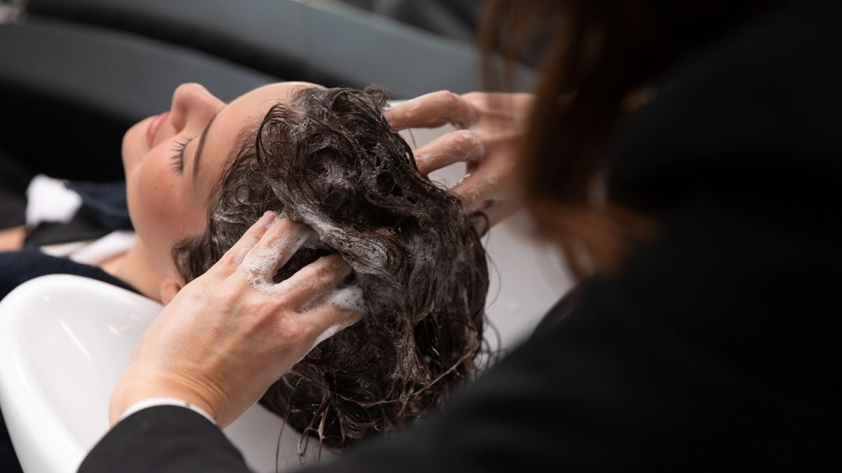 Больше не мою голову каждый день: узнала 2 глупых совета, которые портят жирные волосы, и 3 рабочих — для долгой свежести 