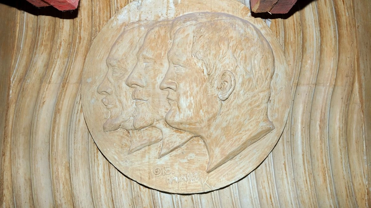 Под потолком Дома Радио нашли барельеф — портрет архитекторов здания