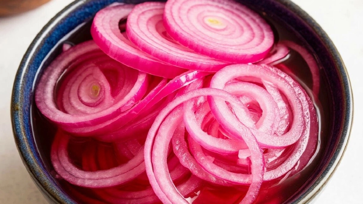 За 3 минуты готовлю к шашлыку вкуснющий маринованный лук: подойдет и для рыбы, и просто на хлеб 