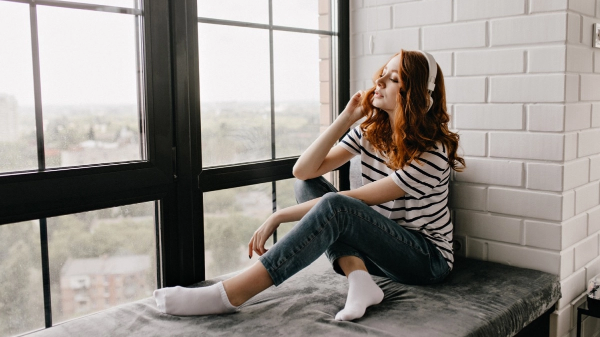 Не только для цветов: 7 стильных идей использовать подоконник с умом — от дивана до лежанки для питомца