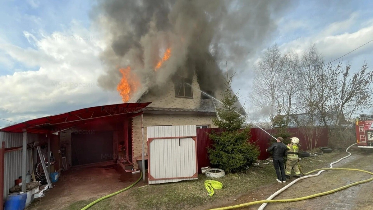 В Лакинске пожар в частном доме охватил почти 200 квадратных метров