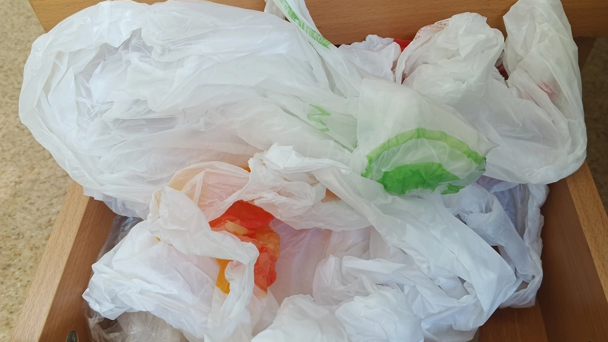 Раньше выкидывала пакеты, а теперь делаю из них пушистые коврики — вот мой простой лайфхак