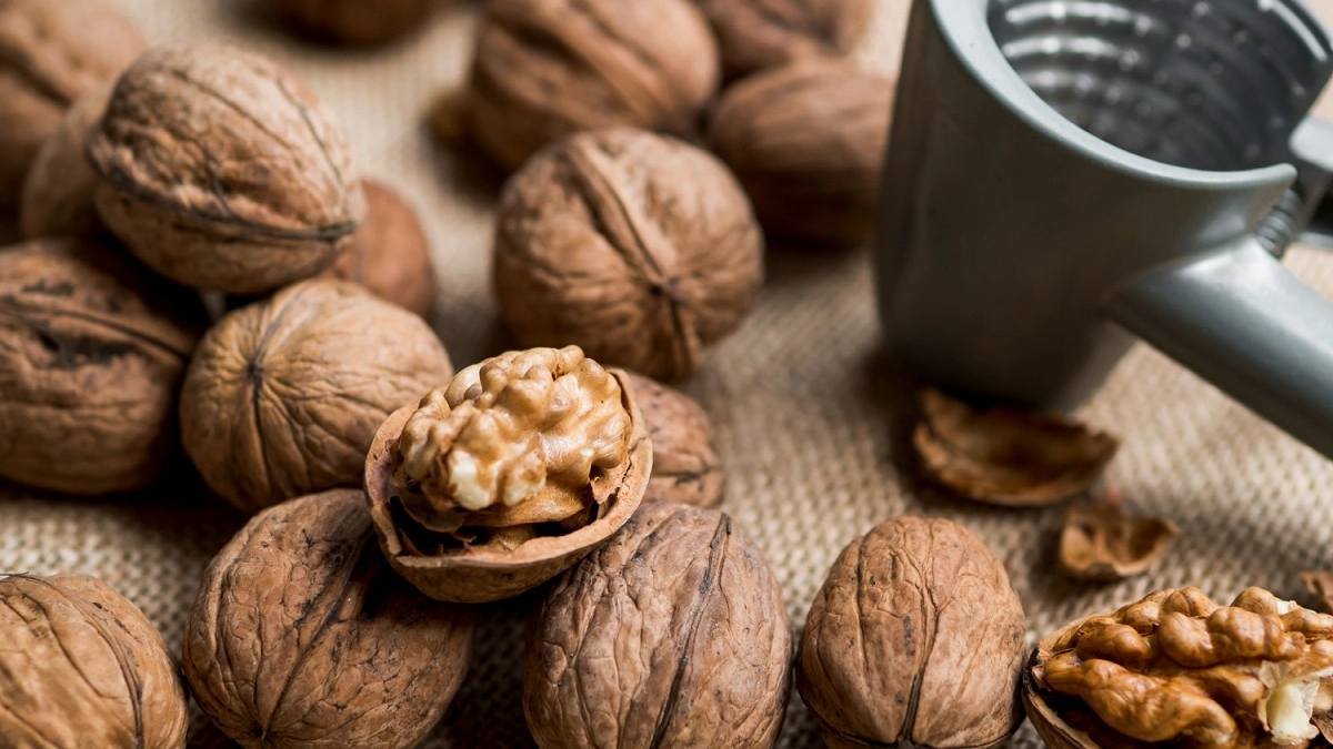 Перестала чувствовать боль в суставах: просто кладу в карман грецкий орех — спокойные нервы «в придачу»