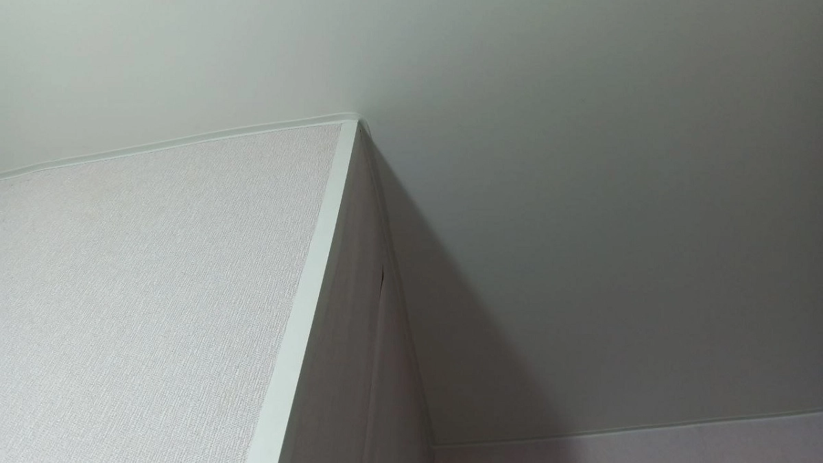 Как я отмываю засаленный на кухне — дешево и без разводов: лайфхаки для натяжных и подвесных конструкций