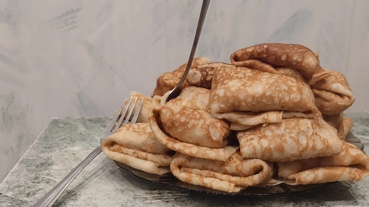 Готовлю блины на Пасху с необычной начинкой: рецепт, которому меня научила бабушка - гости такое угощение мигом сметают со стола