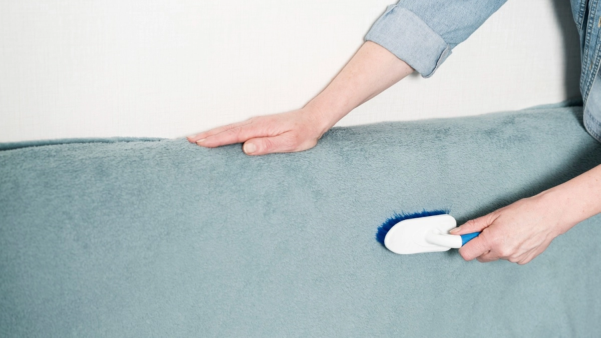 Пара пшиков — и от жирного пятна на диване не останется и следа: дорогие средства теперь не покупаю, все есть на кухне