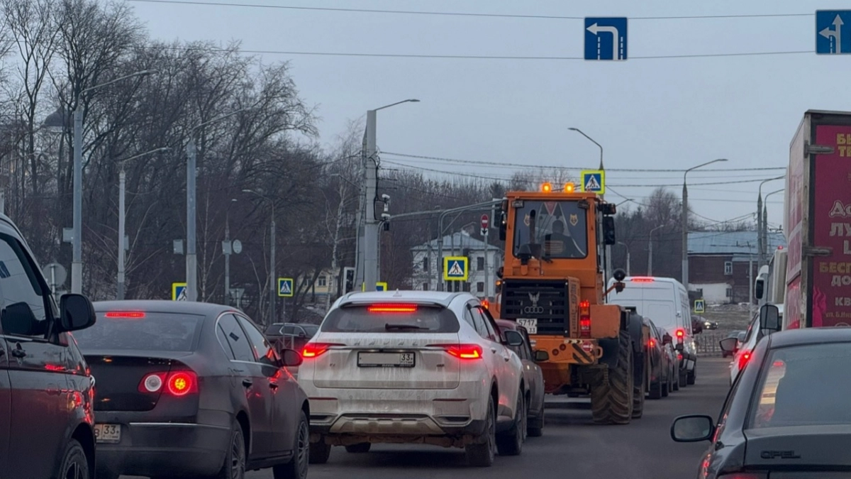 Можно ли обгонять трактор? ГАИ назвала 2 условия, за которые не лишат прав — их обязан знать каждый водитель