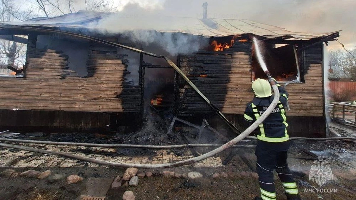 В Покрове 11 сотрудников МЧС тушили жилой дом