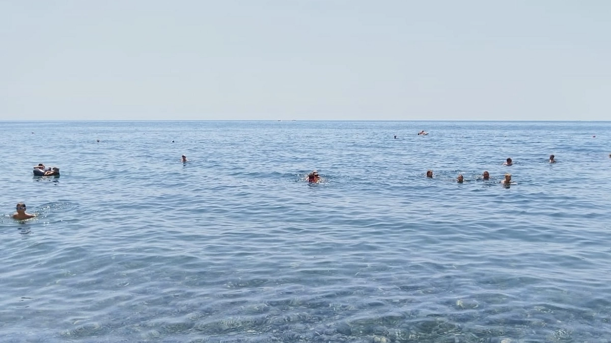 Чистые пляжи, вкусная еда и нет толп туристов: куда едут знающие российские туристы в 2026 году вместо Чёрного моря?