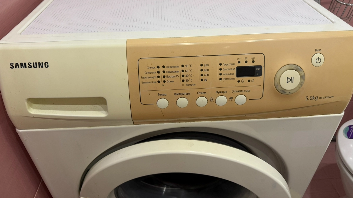 Зажмите 2 кнопки — и стиралка сама очистится от грязи, запаха и плесени: без дорогой химии и ремонта