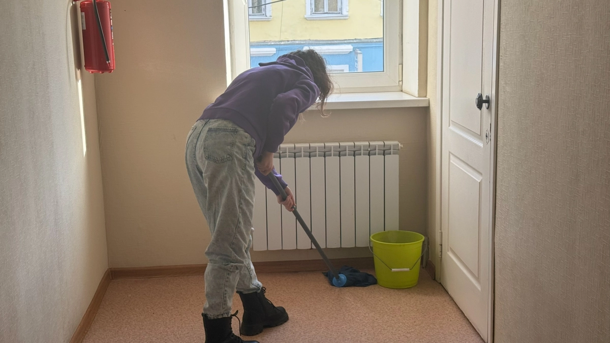 Стала мыть полы соленой водой — и вся семья заметила перемены: зачем добавлять соль в воду при уборке