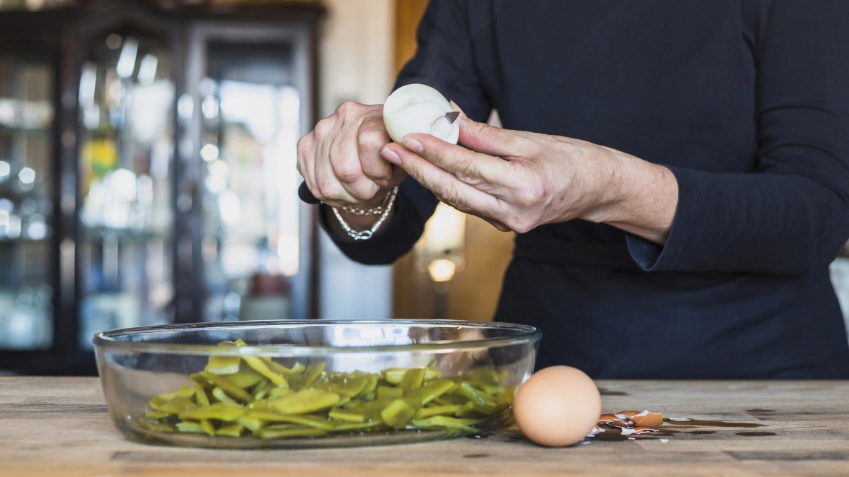Что добавить в воду при варке яиц, чтобы скорлупа легко слетала с них – совет от соседки на Пасху