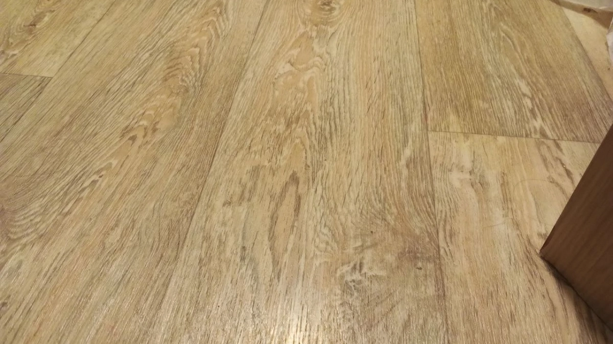 Никогда так не делайте: 5 грубых ошибок при укладке линолеума, которые дорого вам обойдутся