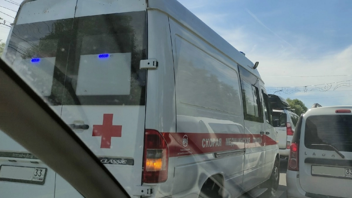 Ловушка на перекрёстке: "скорая" с сиреной сзади, красный сигнал спереди — как не остаться без прав? Чёткий ответ автоюристов