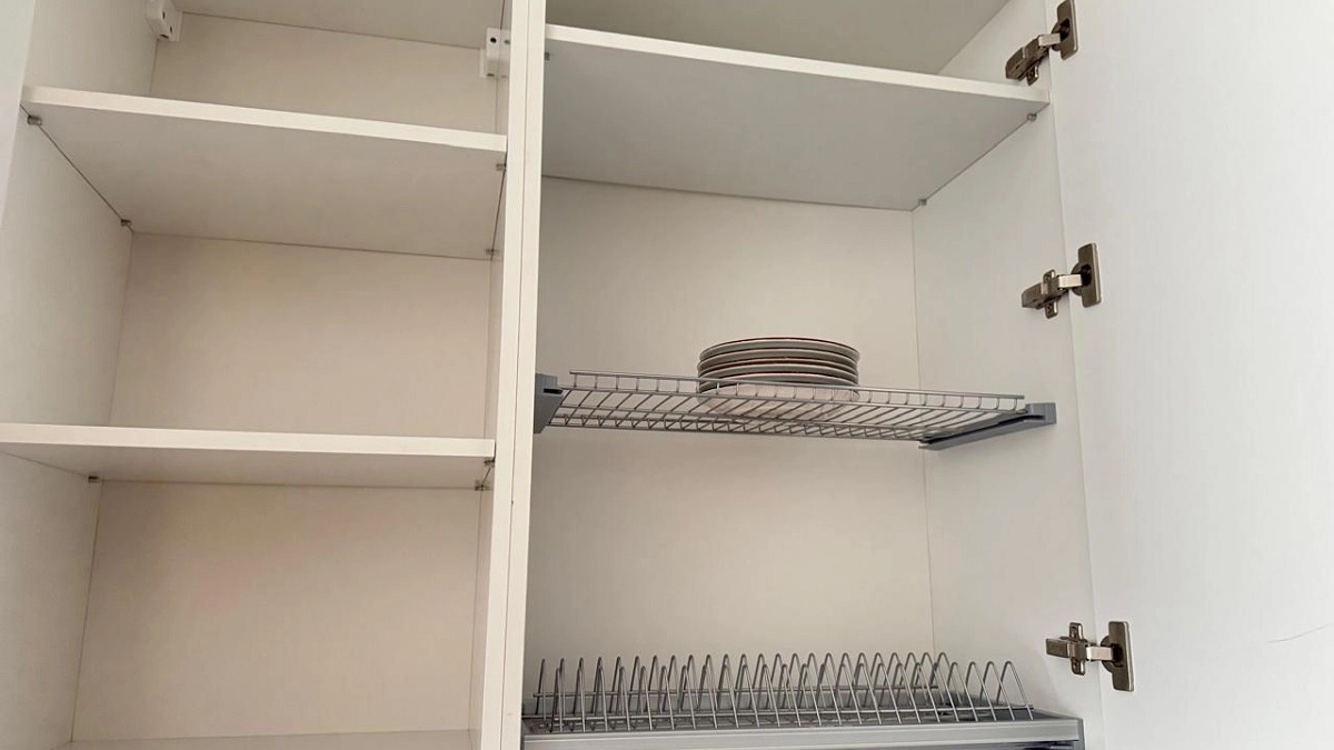 Складывать тарелки на полках уже прошлый век: дизайнеры предлагают более стильный вариант — удобный и безопасный