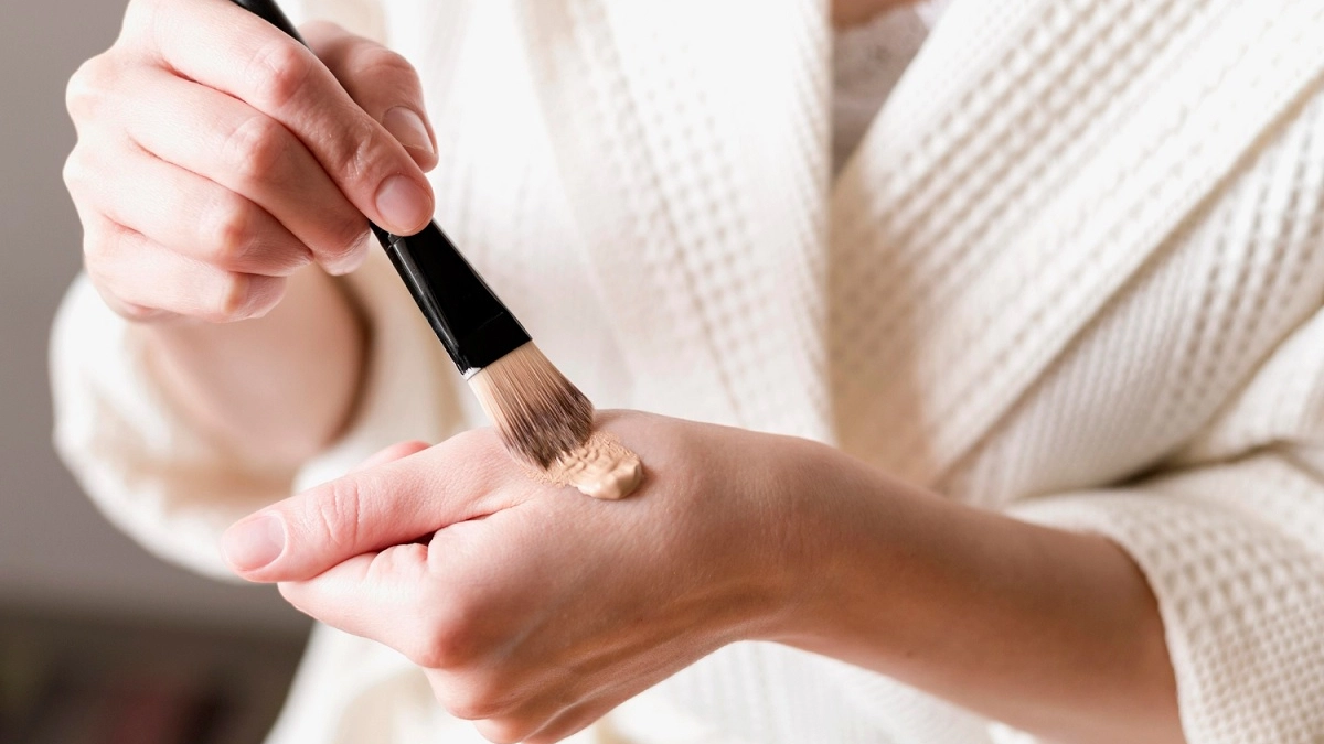 Тональный крем без жёлтых пятен и серого оттенка: простой способ определить свой подтон и не ошибиться в магазине