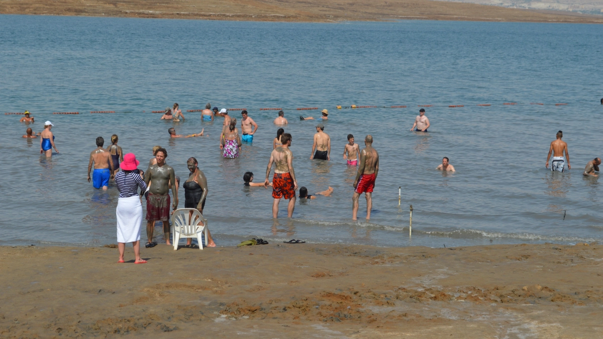 Пляжи грязные, работы не найти, цены как в Сочи: почему курорт Краснодарского края называют черной дырой