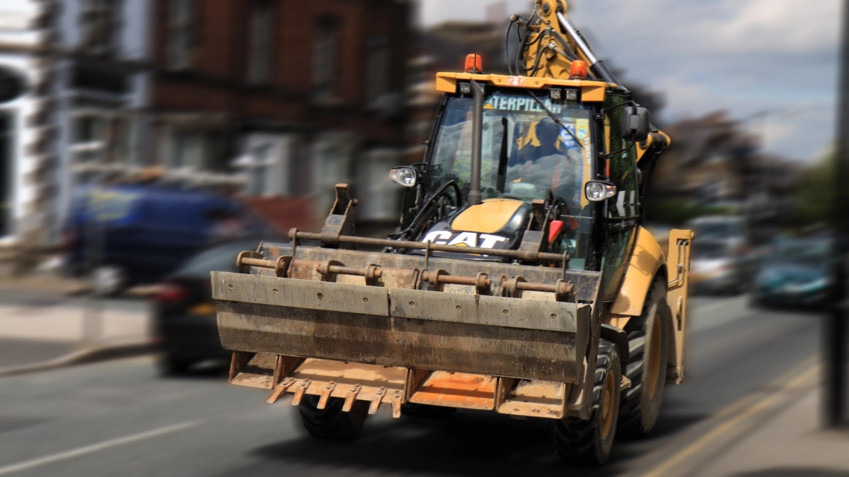 Верховный суд решил старый спор: можно ли обгонять трактор или экскаватор через сплошную