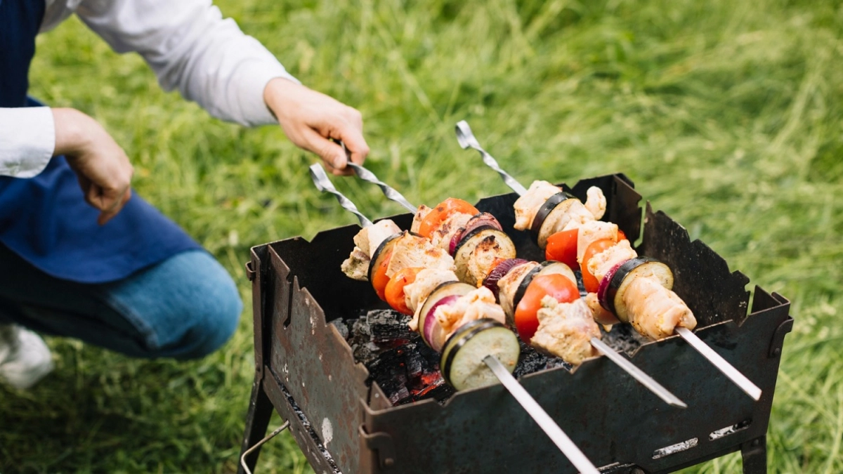 Майские праздники без последствий: Роскачество назвало 3 правила готовки шашлыков, которые спасут ваш кошелёк и здоровье