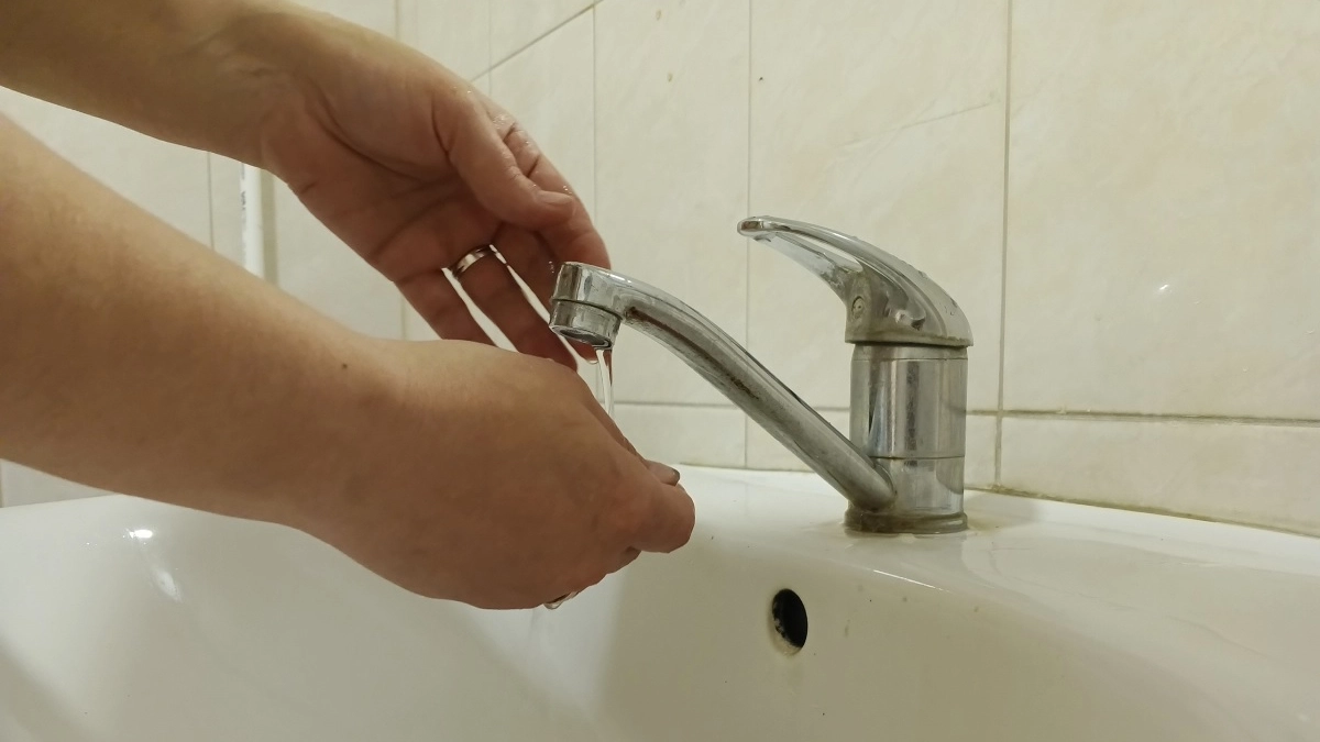 Отключение горячей воды: как заставить УК вернуть деньги за дни без душа? Вот что говорит закон