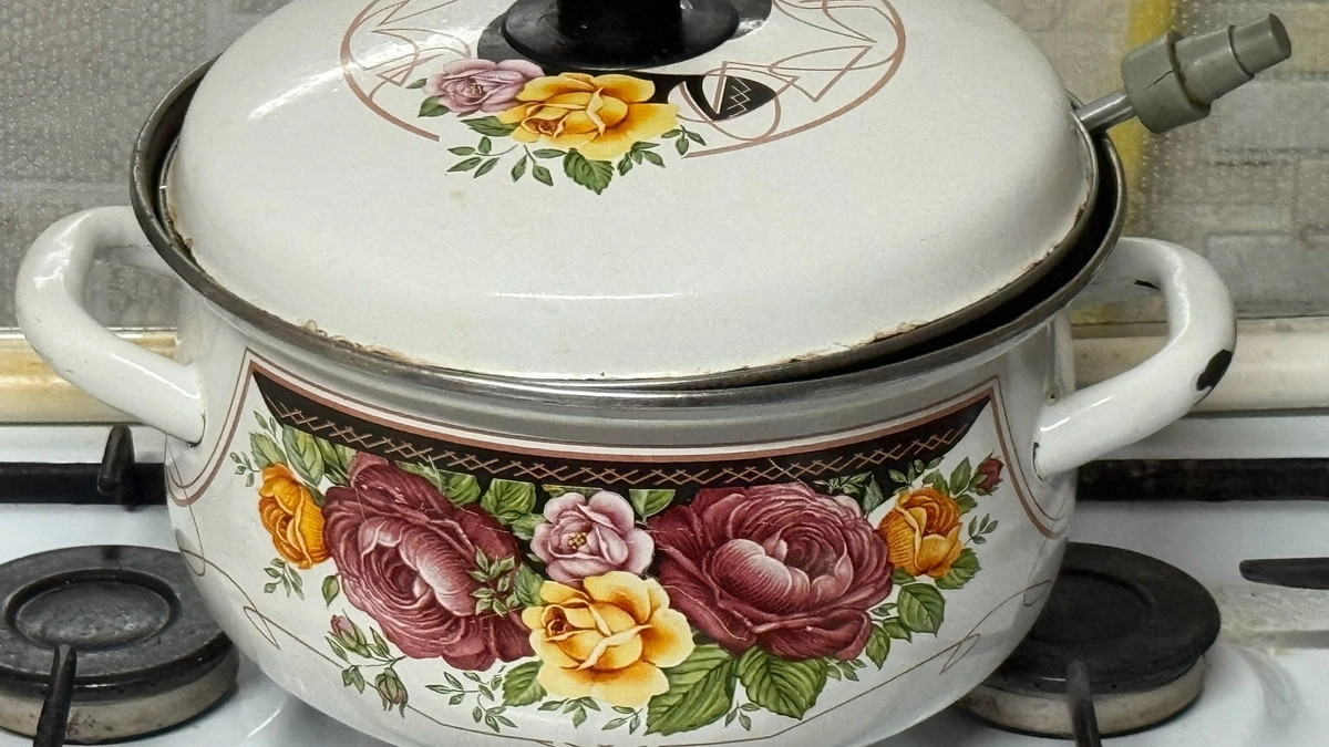 Старая эмалированная кастрюля снова белая внутри: как отмыть потемневшую эмаль - делюсь своим способом 