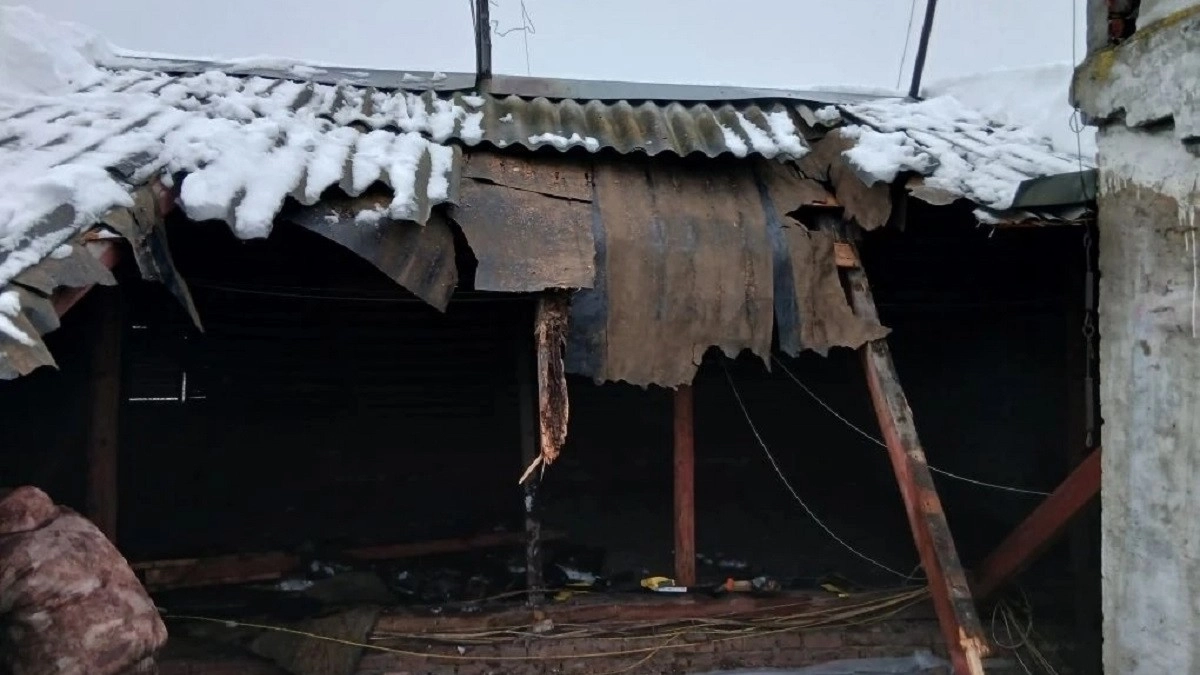 В Карабаново рухнула часть крыши жилого дома