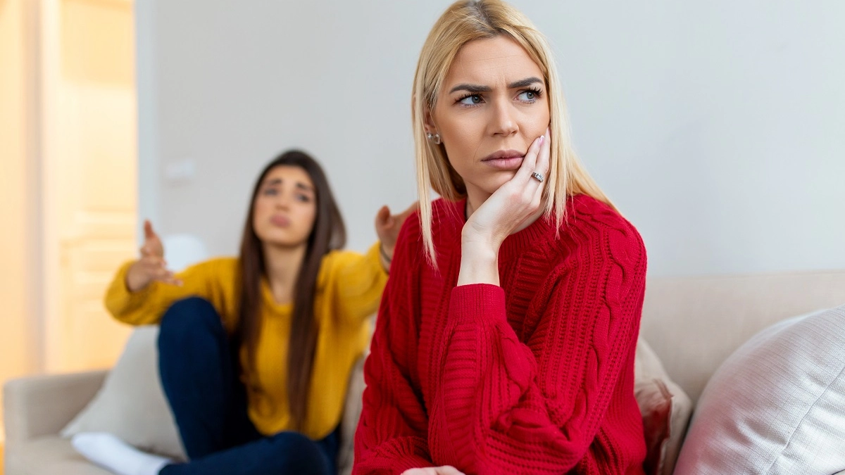 Они хвалят в глаза и критикуют за спиной? 8 признаков скрытой зависти