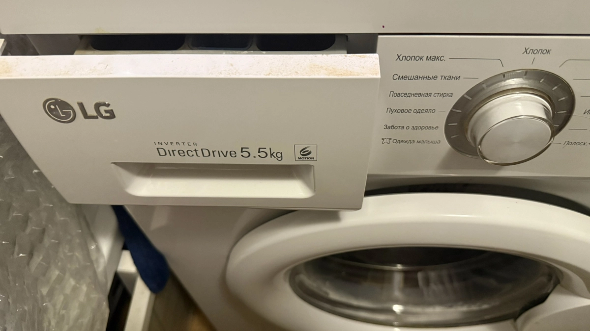 15 лет сыпала до стирки: поняла в 33, как правильно засыпать порошок в машинку — даже жёлтые подмышки будут белее снега